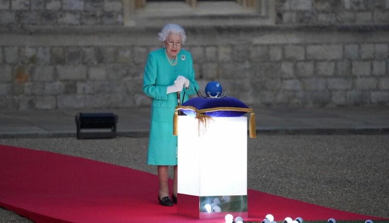 Regina Elisabeta, fără pălărie, la ceremonia de aprindere a torțelor, la Castelul Windsor