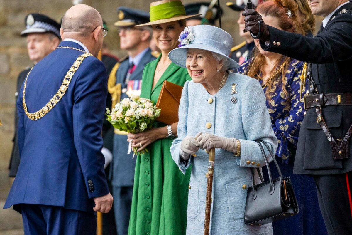Regina Elisabeta, elegantă, la o ceremonie din Edinburgh