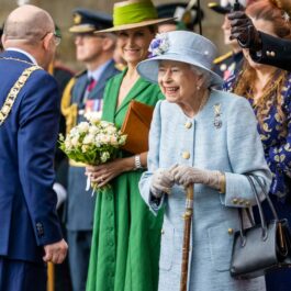 Regina Elisabeta, elegantă, la o ceremonie din Edinburgh