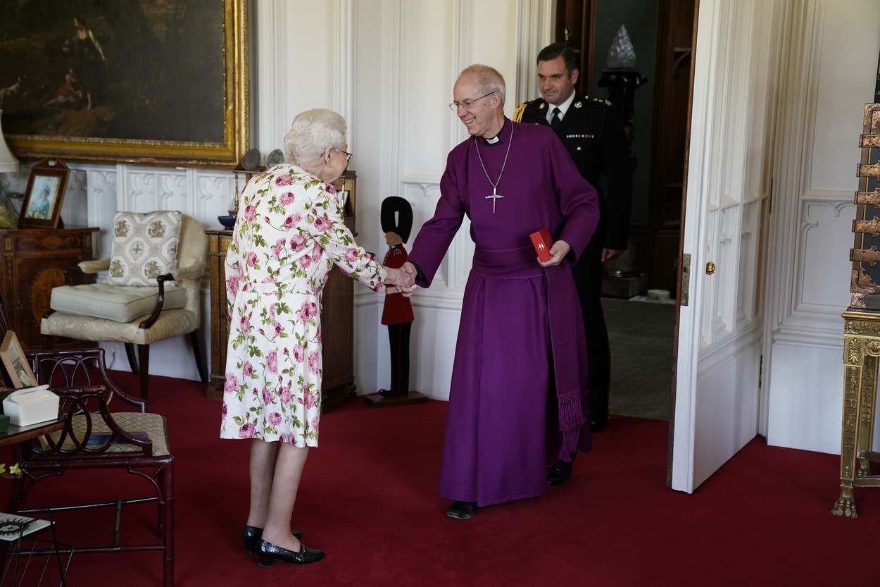 Regina Elisabeta, la o întâlnire cu un preot, la Castelul Windsor