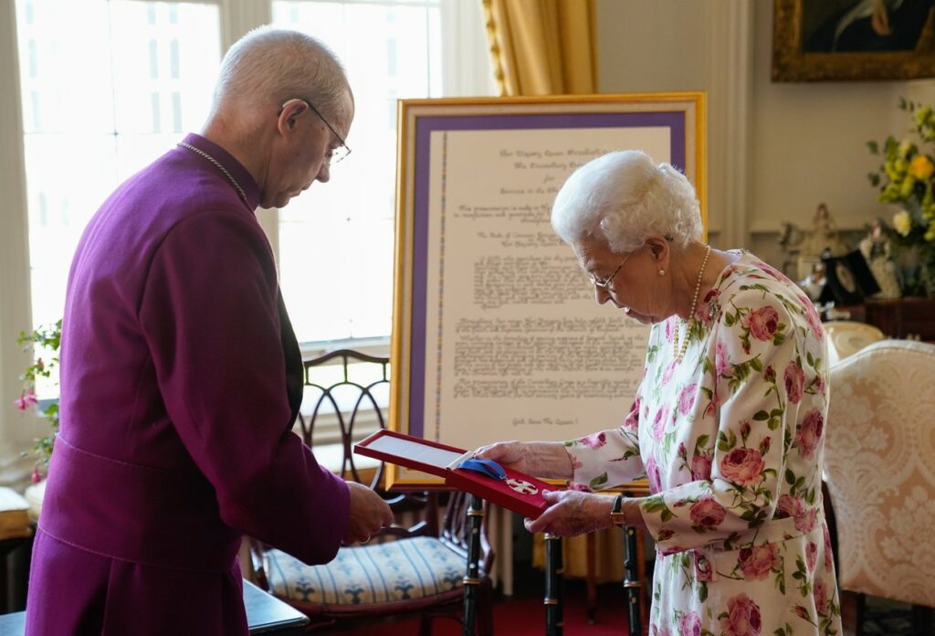 Regina Elisabeta a avut o întâlnire cu un preot și a purtat o rochie cu imprimeu floral