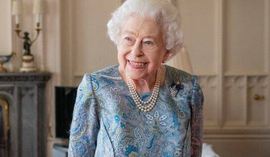 REgina Elisabeta într-o rochie albastră în timp ce se află la Castelul Windsor