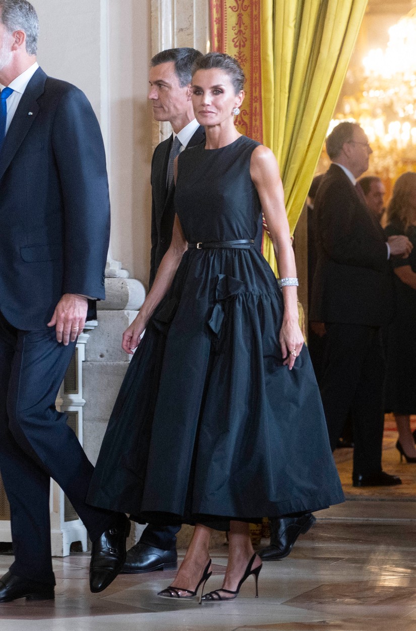 Regina Letizia, într-o rochie neagră, midi, la un dineu organizat de soțul ei