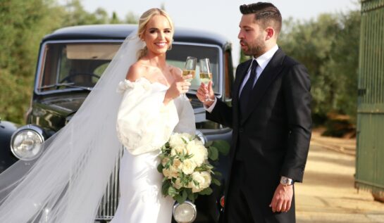 Romarey Ventura în ziua nunții cu Jordi Alba, cu un pahar de șampanie în mână