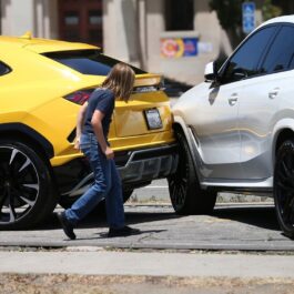 Samule Affleck verificând mașina în care s-a aflat după ce aceast a lovit o alta din spatele său