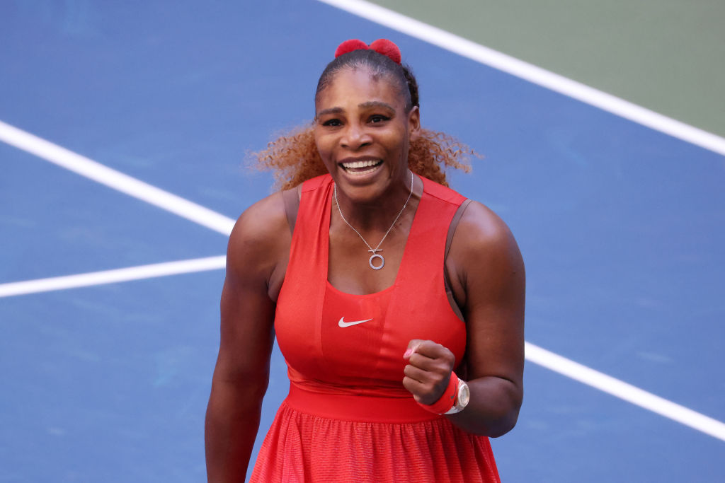 Serena Williams, la US Open 2020, într-un costum roșu, pe terenul de tenis