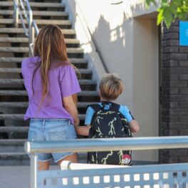 Shakira cu spatele în timp ce își duce fiul la școală