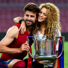 Pique și Shakira, pe terenul de fotbal, îmbrățișați