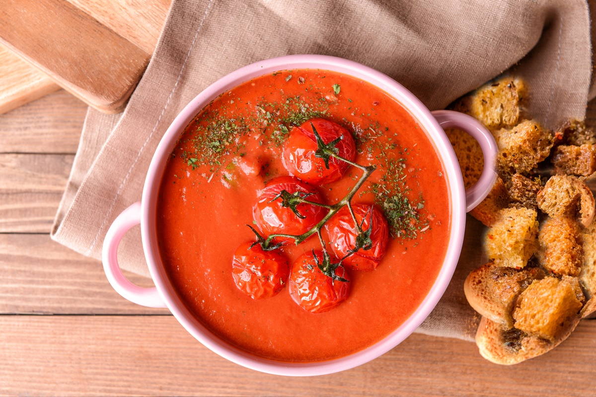 Bol cu Supă cremă de roșii coapte, cu usturoi și crutoane aromate