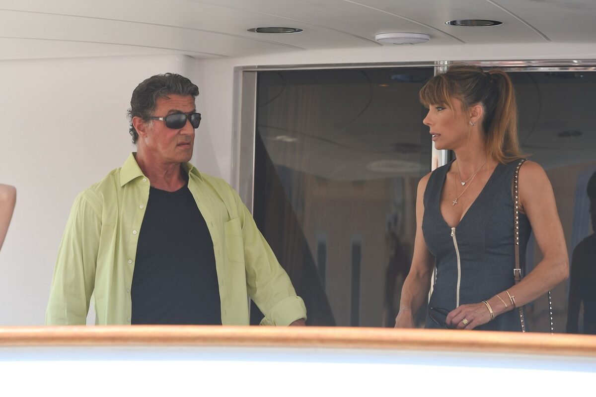 Sylvester Stallone, alături de soția sa, pe un iaht