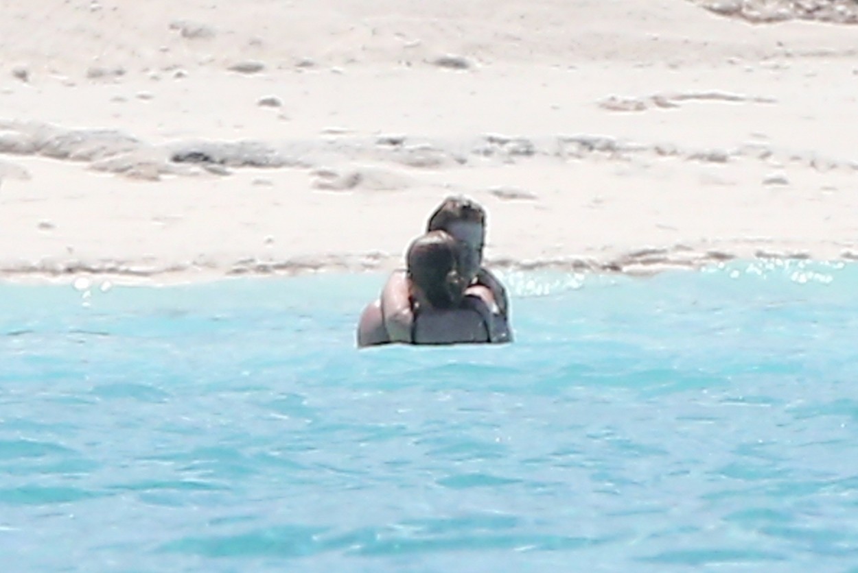 Taylor Swift, în vacanță, cu iubitul actor