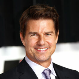 Tom Cruise, pe covoru roșu, cu un zâmbet larg pe chip