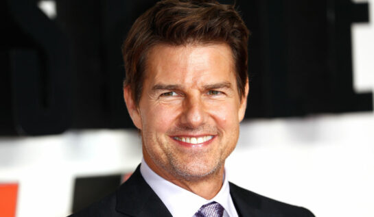 Tom Cruise, pe covoru roșu, cu un zâmbet larg pe chip
