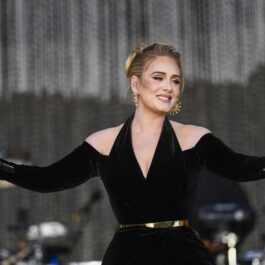 Adele îmbrăcată într-o rochie neagră în timp ce se află pe scenă la concertul Hyde Park din Londra 2022