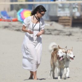 Camila Morrone în timp ce se plimbă pe plaja din Malibu alături de doi câini din rasa husky