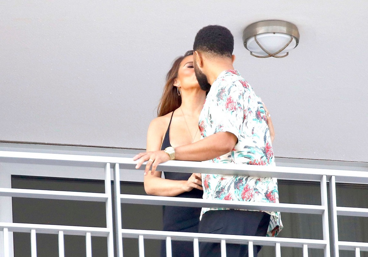 Chrissy Teigen și John Legend au mers în vacanță în Franța și au fost surprinși în timp ce se sărutau la balcon