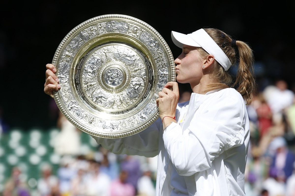 Elena Rybakina în timp ce sărută trofeul de la Wimbledon