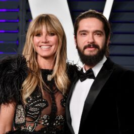 Heidi Klum și iubitul său Tom Kaulitz în timp ce pozează împreună pe covorul roșu la Gala Premiilor Oscar 2019