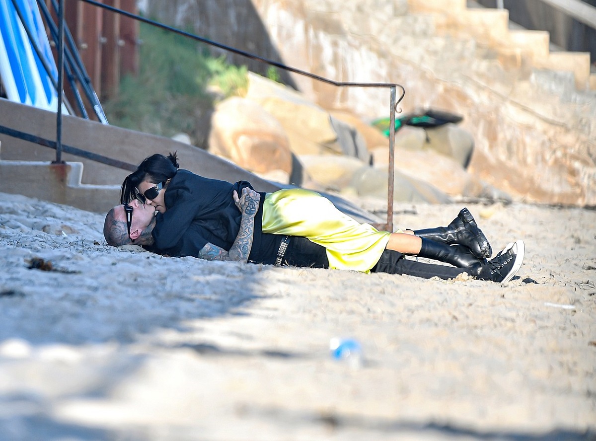 Kourtney Kardashian și Travis Barker au fost surprinși în ipostaze tandre pe o plajă din California