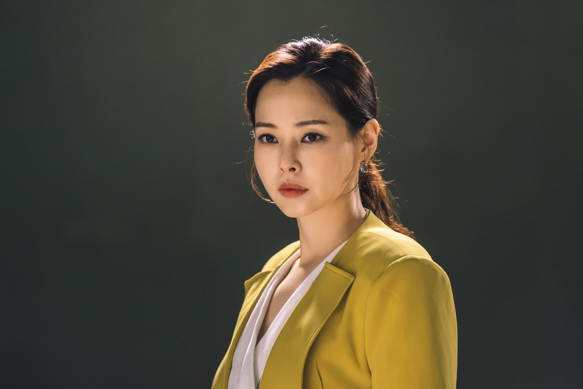 Lee Hanee într-un costum galben se numără printre actorii principali din serailul coreean One The Woman
