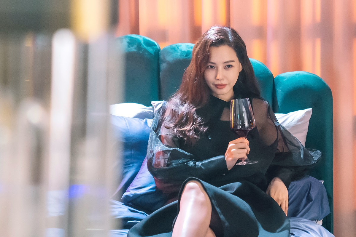 Actrița Lee Hanee cu un pahar de vin în timp ce stă pe un fotoliu într-o scenă din serialul One The Woman unde o interpretează pe Jo Yeon-Joo