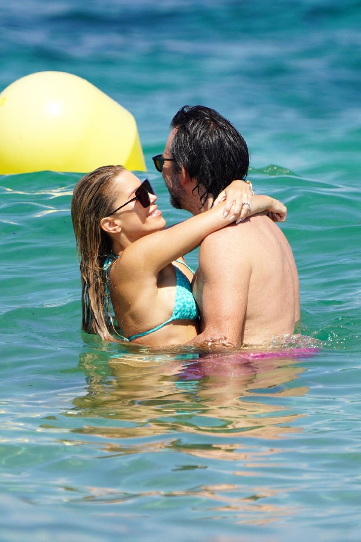 Sylvie Meis în brațele soțului său Niclas Castello în timp ce se distrează în valurile agitate ale mării