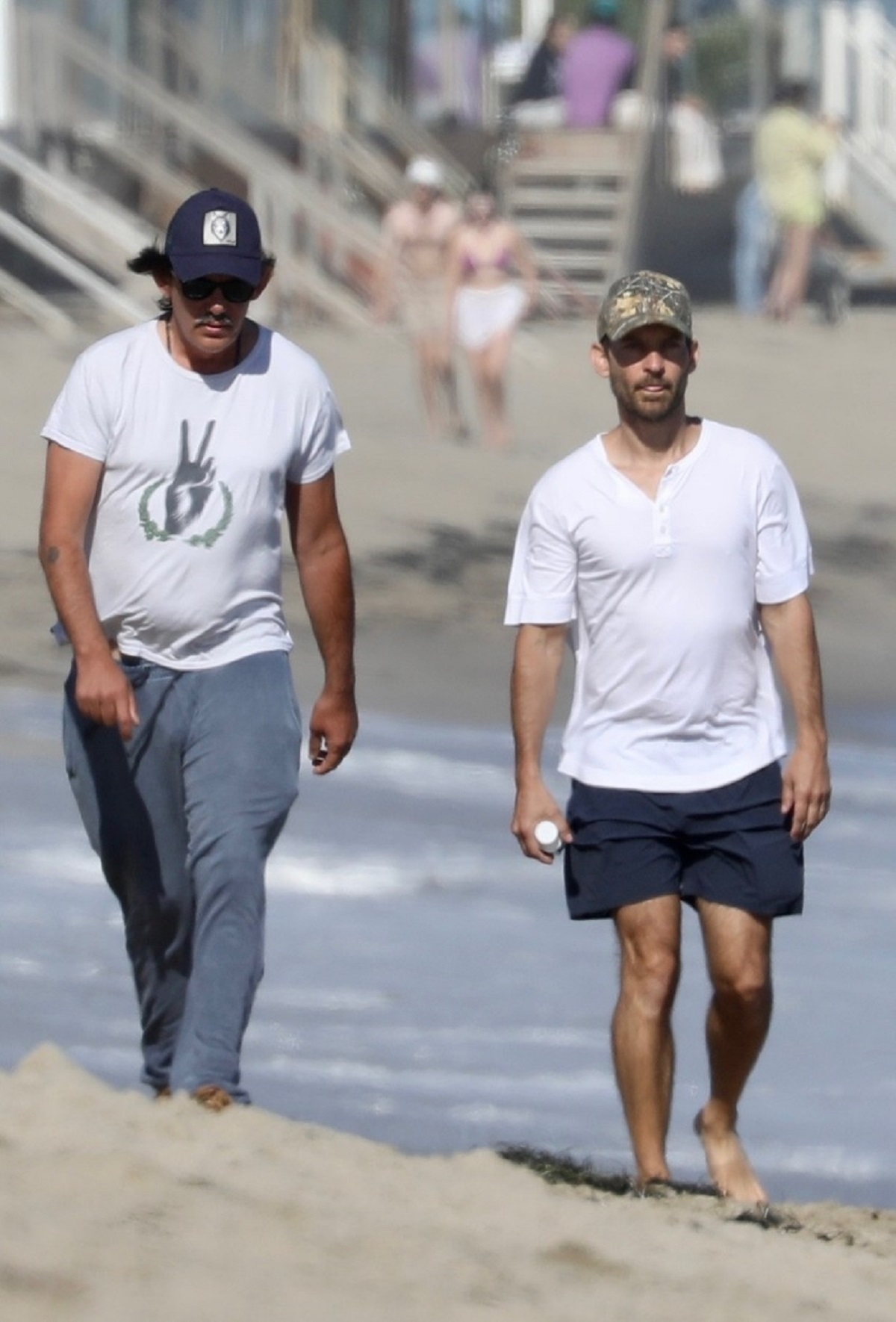 Tobey Maguire și Lukas Haas în timp ce se plimbă împreună pe o plajă din Malibu