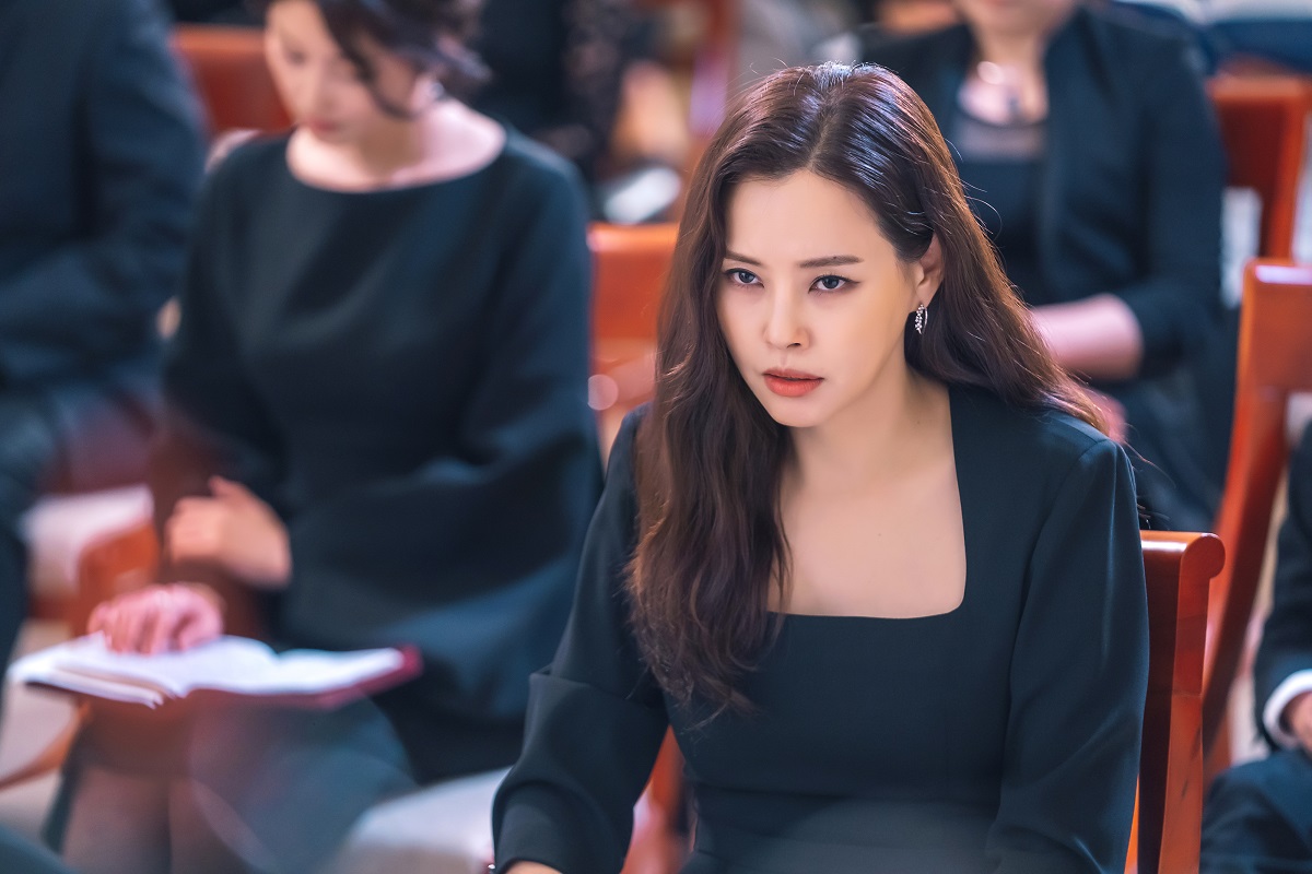 Actrița Lee Hanee într-o rochie neagră în timp ce interpretează personajul feminin Jo Yeon-Joo din serialul coreean One The Woman
