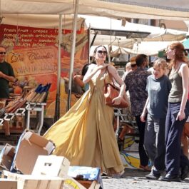 Angelina Jolie într-o rochie galbenă în timp ce se află la cumpărături alături de fiicele sale