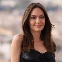 Angelina Jolie îmbrăcată într-o rochie neagră în timp ce pozează la premiera filmului Eternals de la Roma 2021