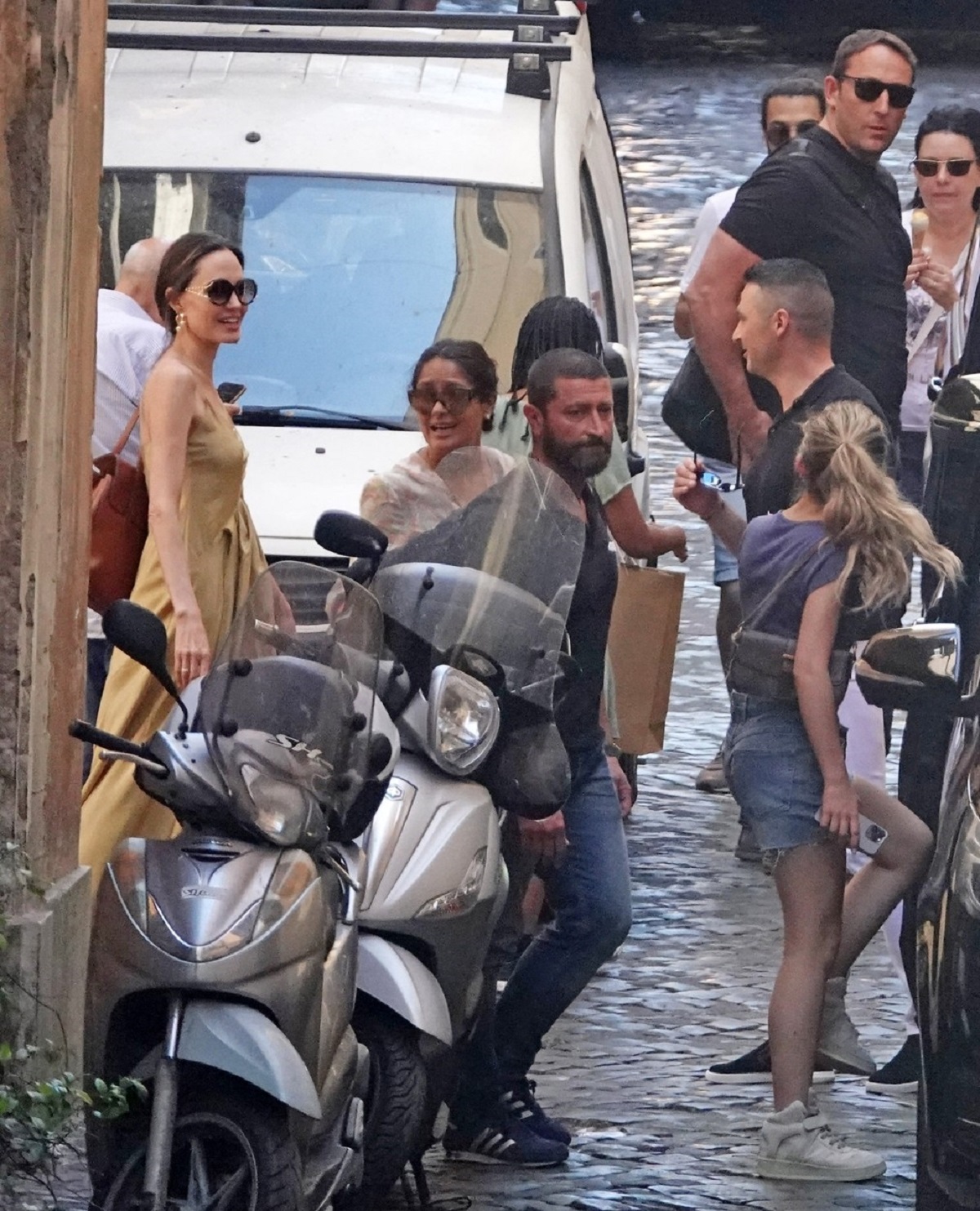 Angelina Jolie și Salma Hayek au ieșit la cumpărături împreună cu fiicele lor pe străzile aglomerate din Roma