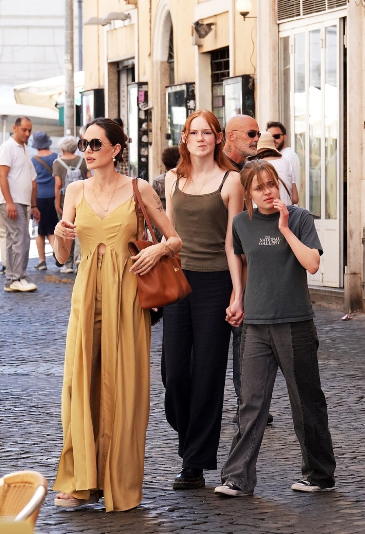 Angelina Jolie într-o rochie galbenă în timp ce se află la cumpărături alături de fiicele sale