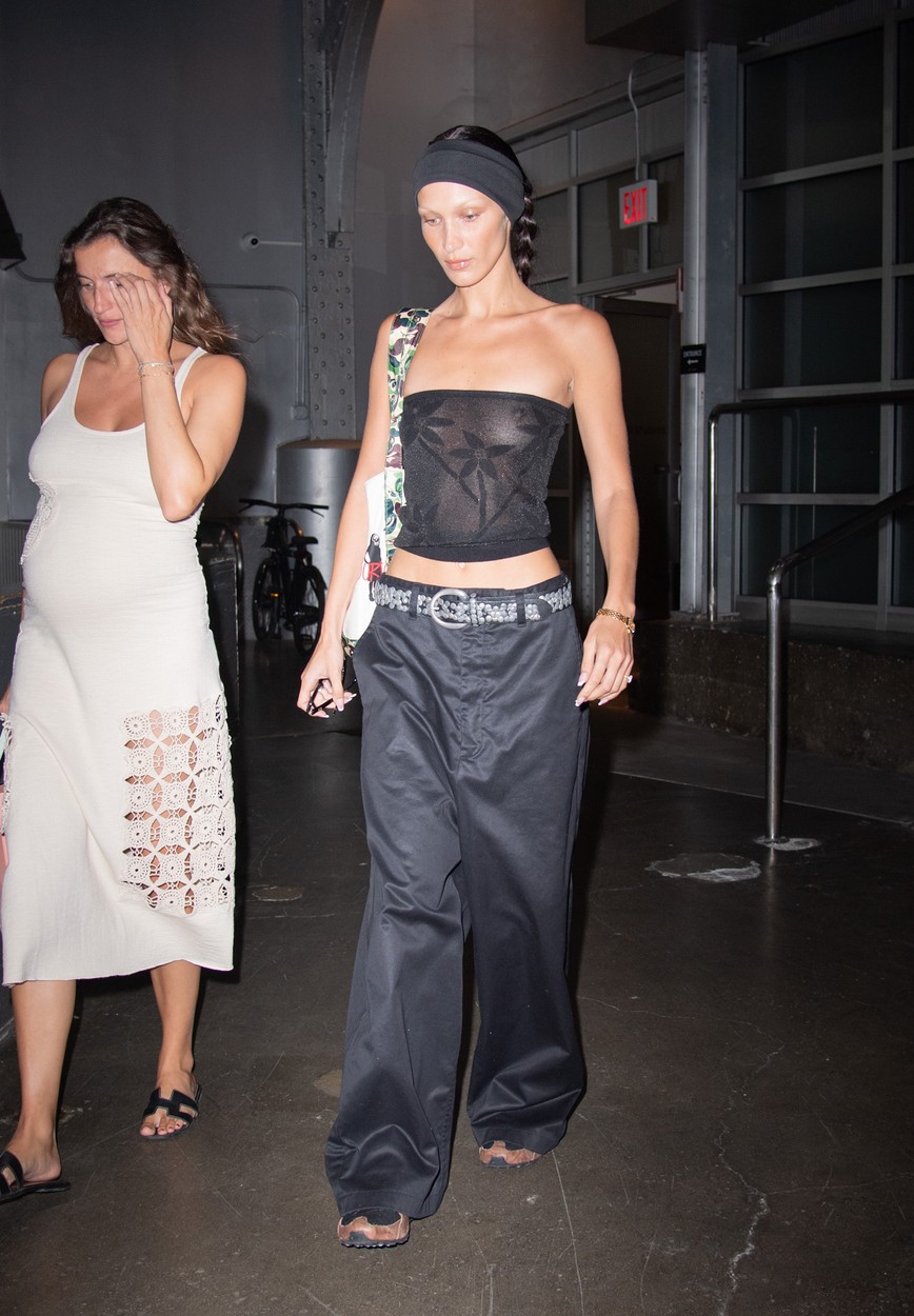 Bella Hadid într-o bustieră neagră și o pereche de pantaloni largi a participat la o ședință foto din New York