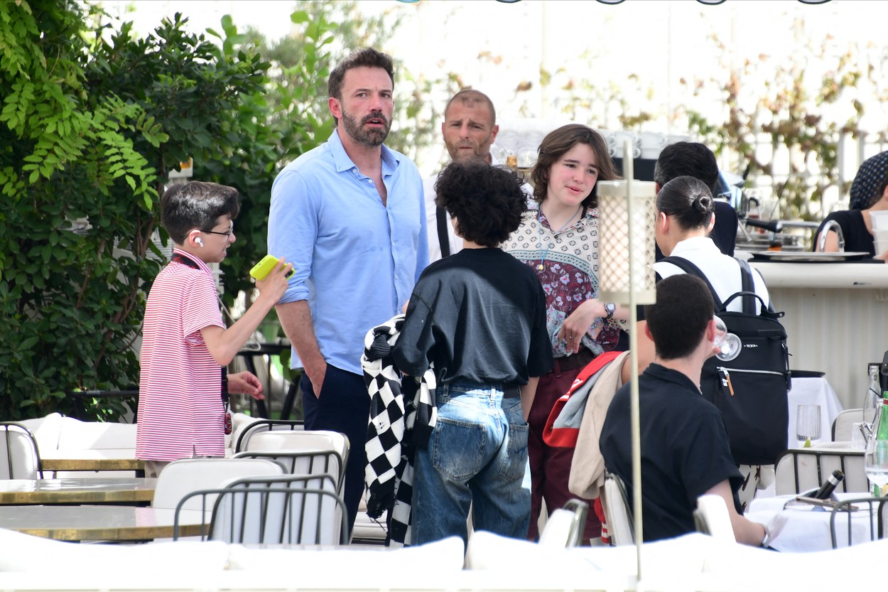 Ben Affleck, alături de copiii săi, la Paris
