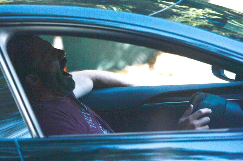Ben Affleck, fotografiat în timp ce cască, la volanul mașinii