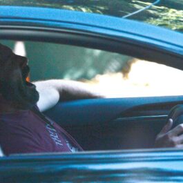 Ben Affleck, fotografiat în timp ce cască, la volanul mașinii