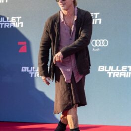 Brad Pitt a purtat o fustă pe covorul roșu la premiera filmului Bullet Train din Berlin