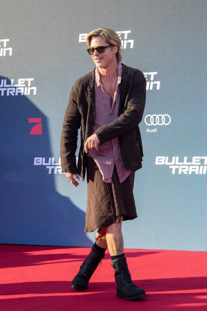 Brad Pitt a purtat o fustă pe covorul roșu la premiera filmului Bullet Train din Berlin