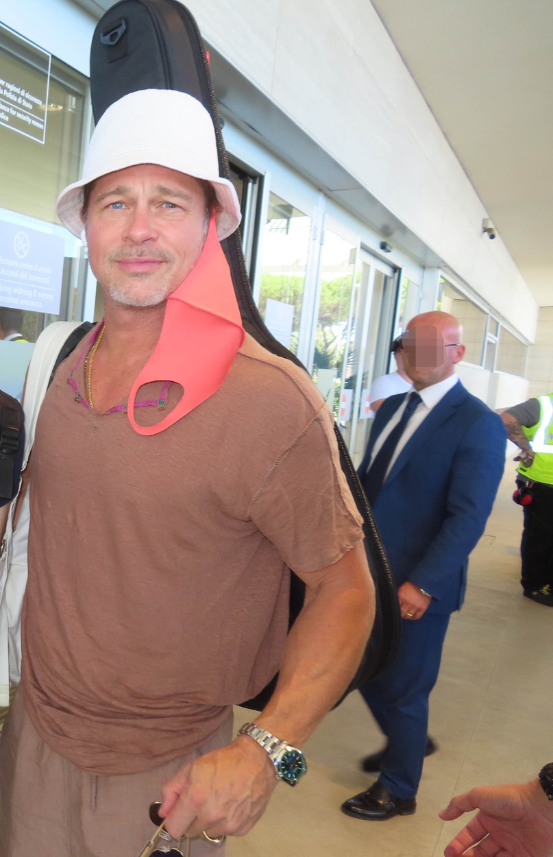 Brad Pitt, fără mască pe față, în aeroport, în Roma