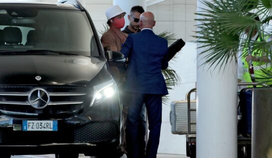 Brad Pitt a fost fotografiat în aeroport, în Roma. Actorul a fost văzut purtând o chitară în spate, pregătit să-și vadă copiii