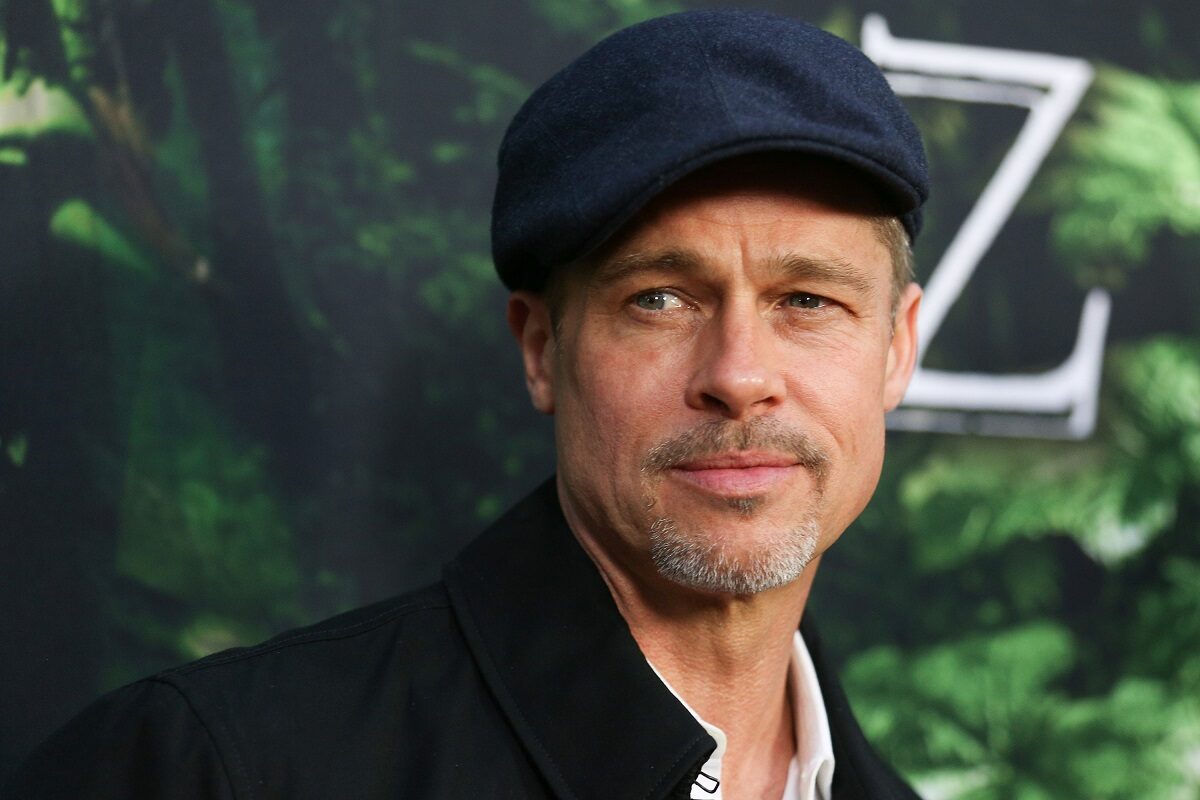 Brad Pitt cu o șapcă neagrăpe cap în timp ce participă la premiera filmului The Lost City of Z în anul 2017