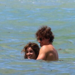 Camila Cabello în brațele unui bărbat misterios în timp ce se relaxează în apele Oceanului