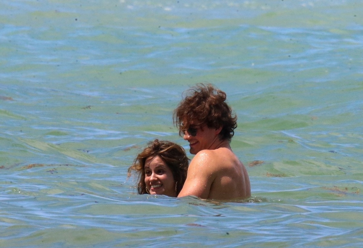 Camila Cabello în brațele unui bărbat misterios în timp ce se relaxează în apele Oceanului