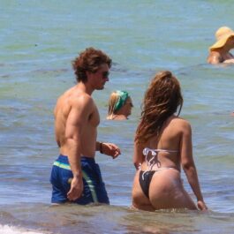 Camila Cabello a fost surprinsă în compania unui bărbat misterios la plajă în Miami