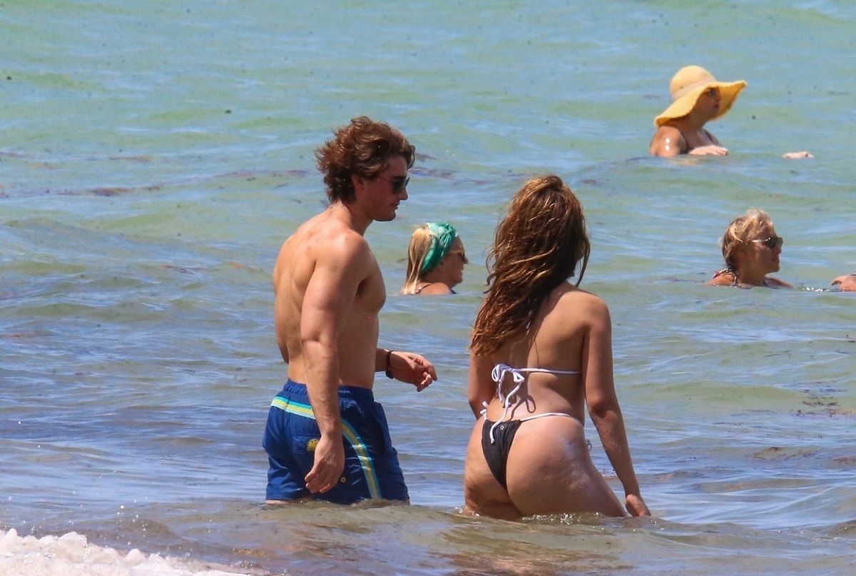 Camila Cabello a fost surprinsă în compania unui bărbat misterios la plajă în Miami