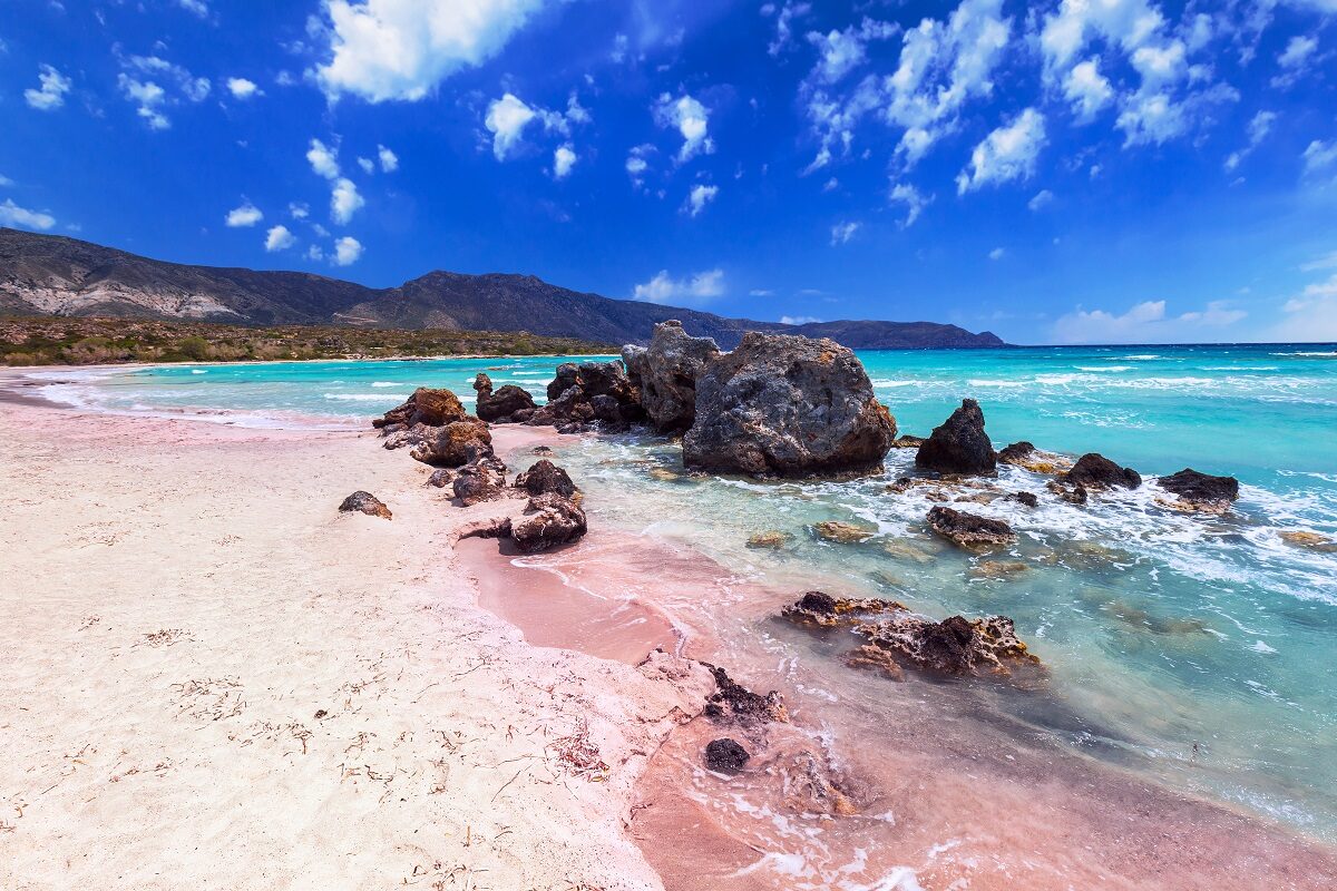 O fotografie panoramică ce ilustrează plaja Elafonissi, considerată a fi una din cele mai frumoase plaje din Grecia