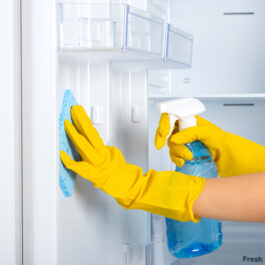 O femeie care curăță frigiderul