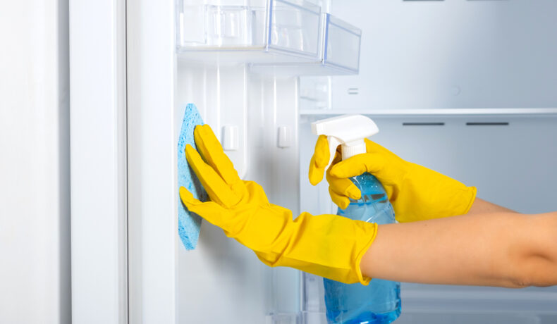 O femeie care curăță frigiderul