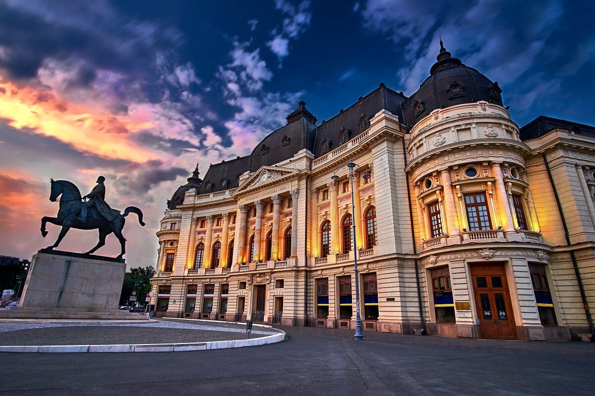 Fotografie panoramă cu una din clădireile băncilor din București