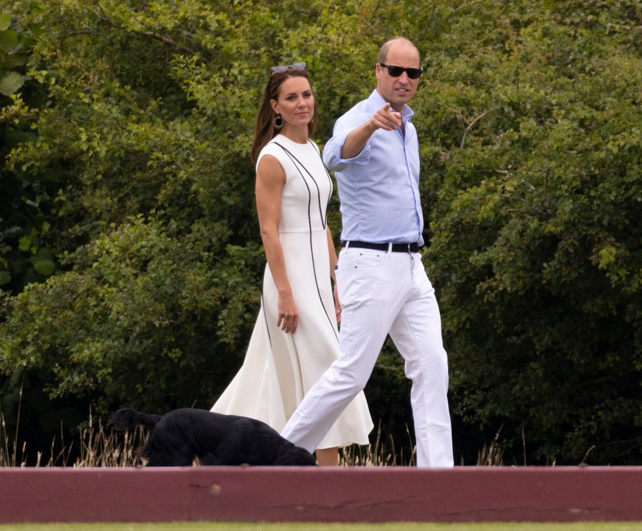 Ducii de Cambridge, în haine deschise la culoare, la un meci de polo, organizat la Castelu Windsor